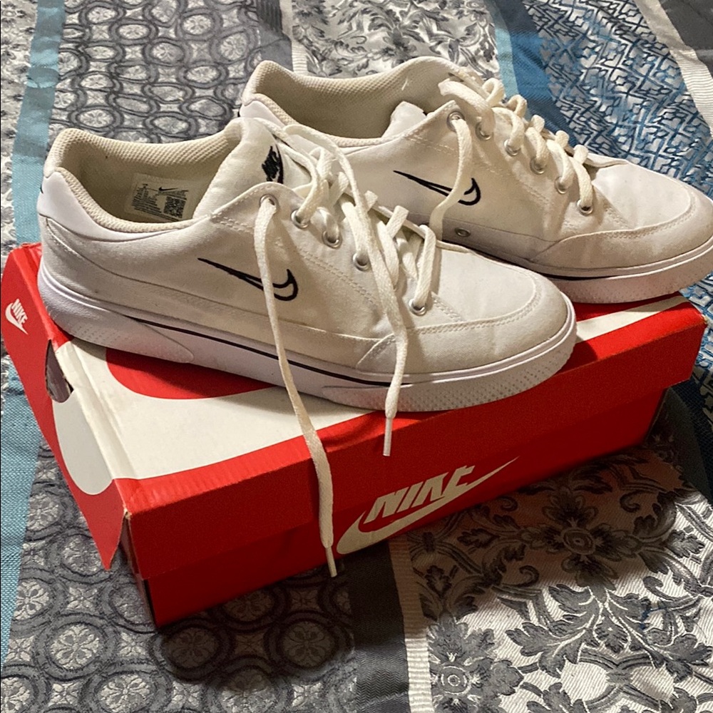 Nike White Sneakers Classic Low-Top Design